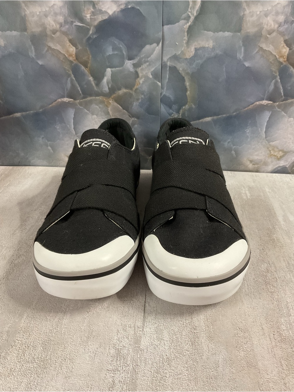 KEEN Elsa III Gore Women's Black Slip-On Casual Sneakers w/White Toe Cap Size 7